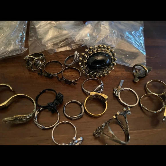 3x$25 ❤️ bundle 20 fashion rings Surprise bundle   ❤️ - Picture 2 of 14